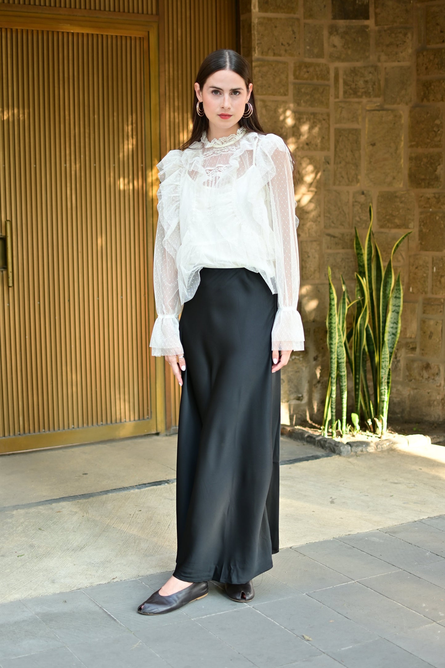 Falda de satín negra