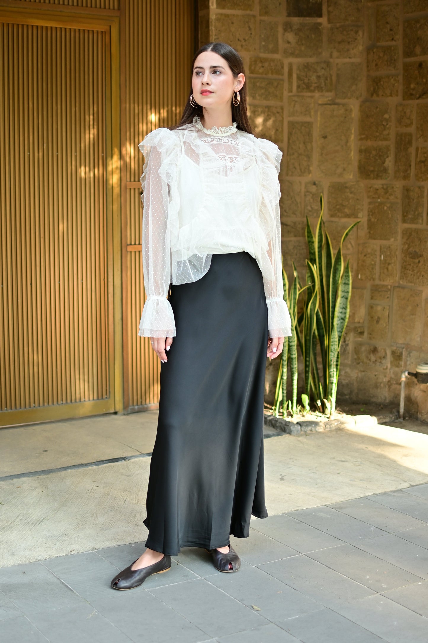 Falda de satín negra