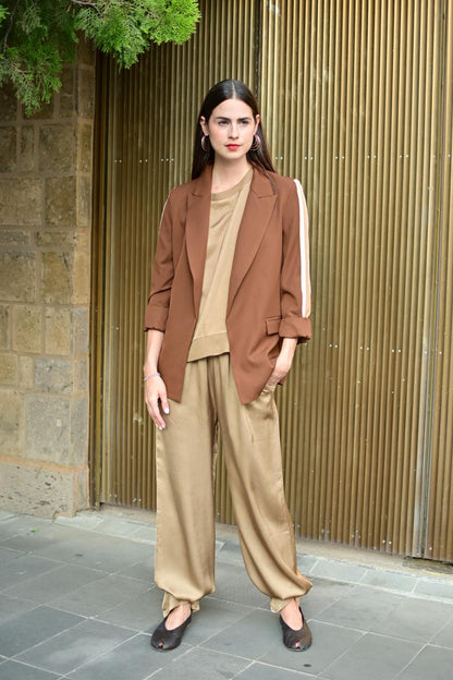 Blazer café con línea