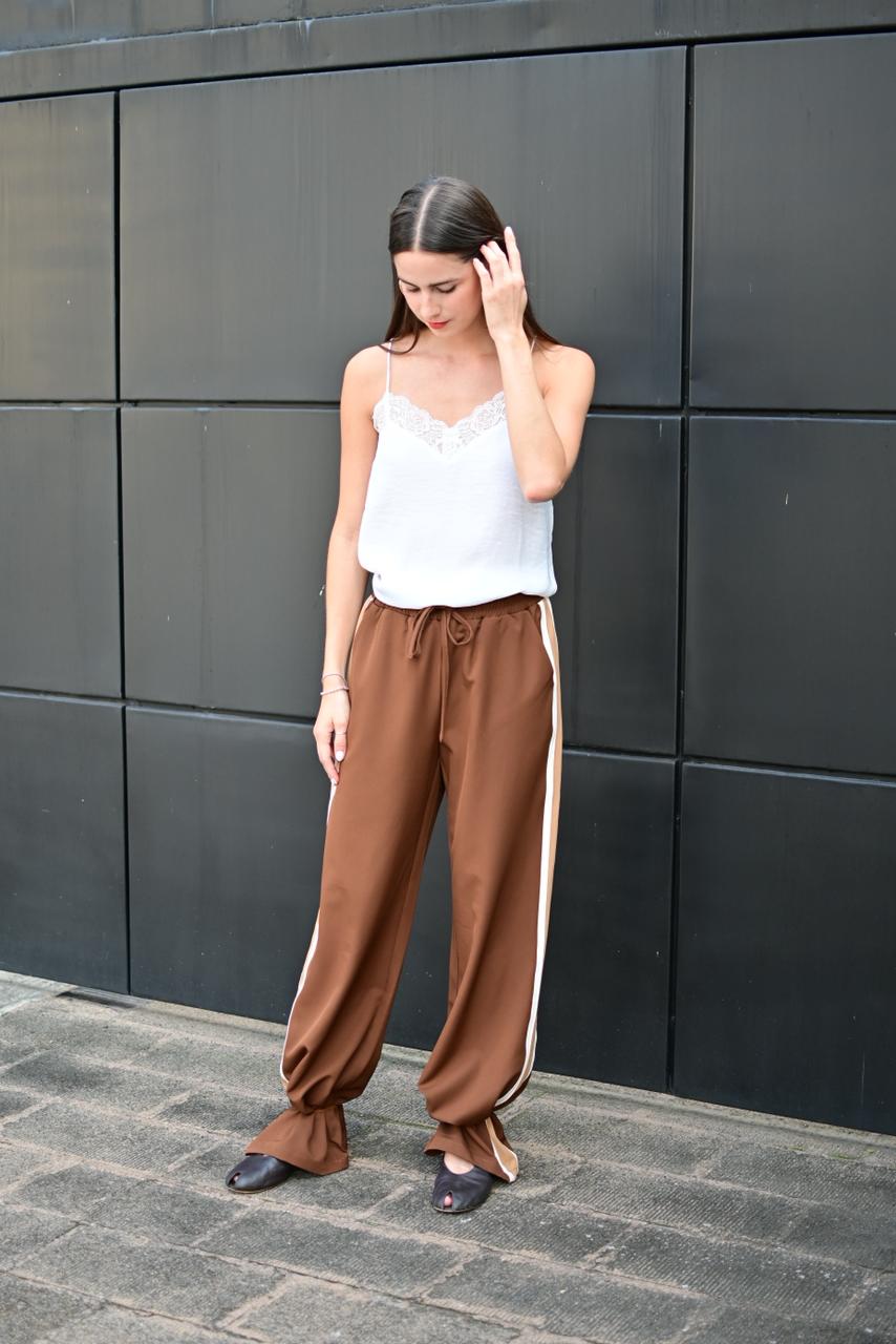Pantalón con línea lateral café